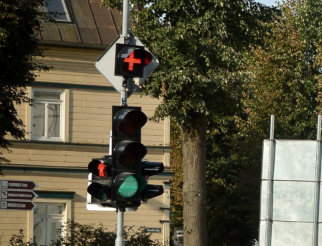 Ko nozīmē krustiņš luksoforā?