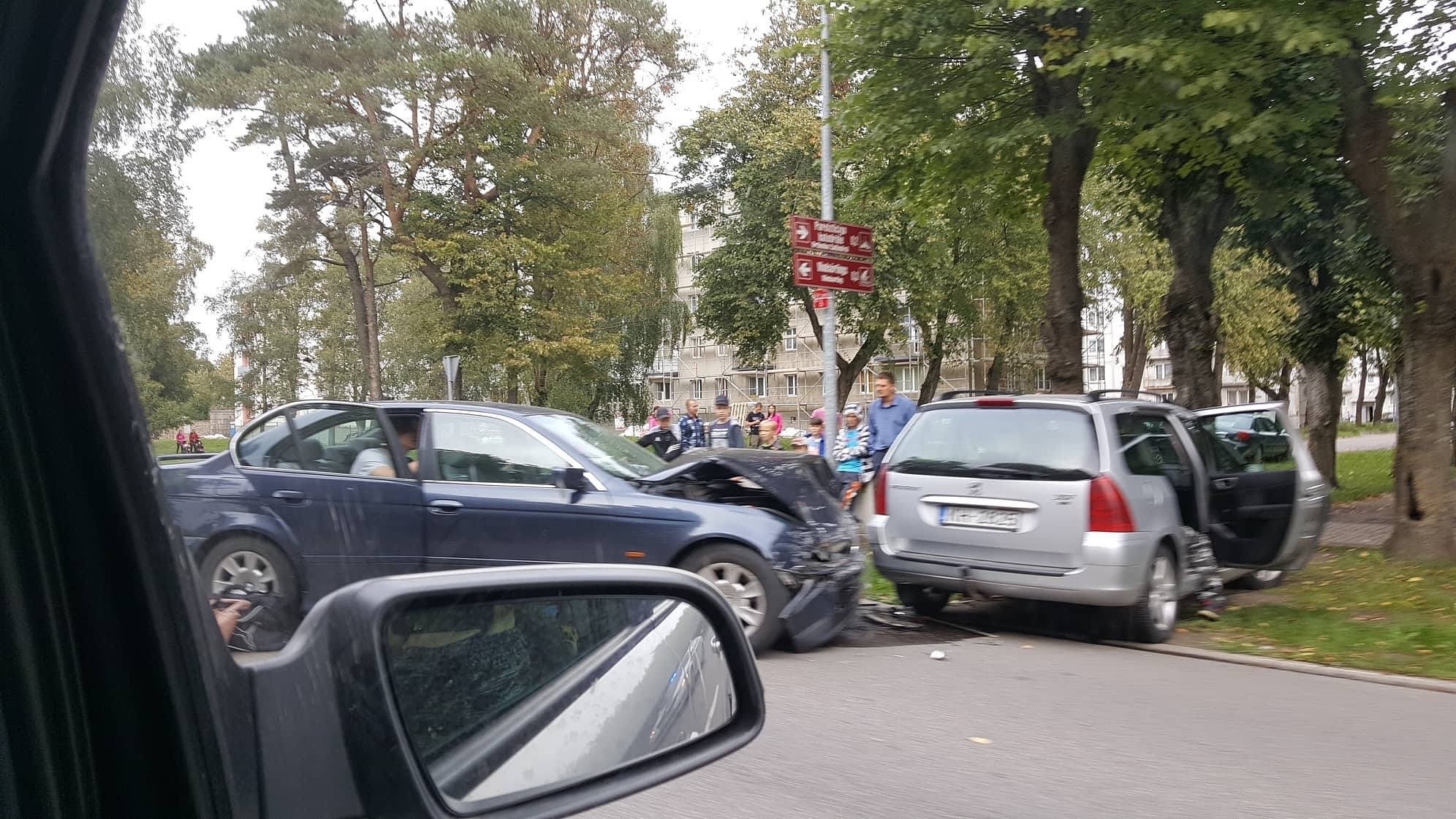 Krustojumu nesadala ”Peugeot” un ”BMW”
