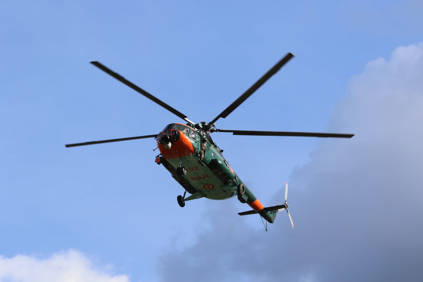 Troksni rada helikopters, kas meklē jūrā iekritušu cilvēku