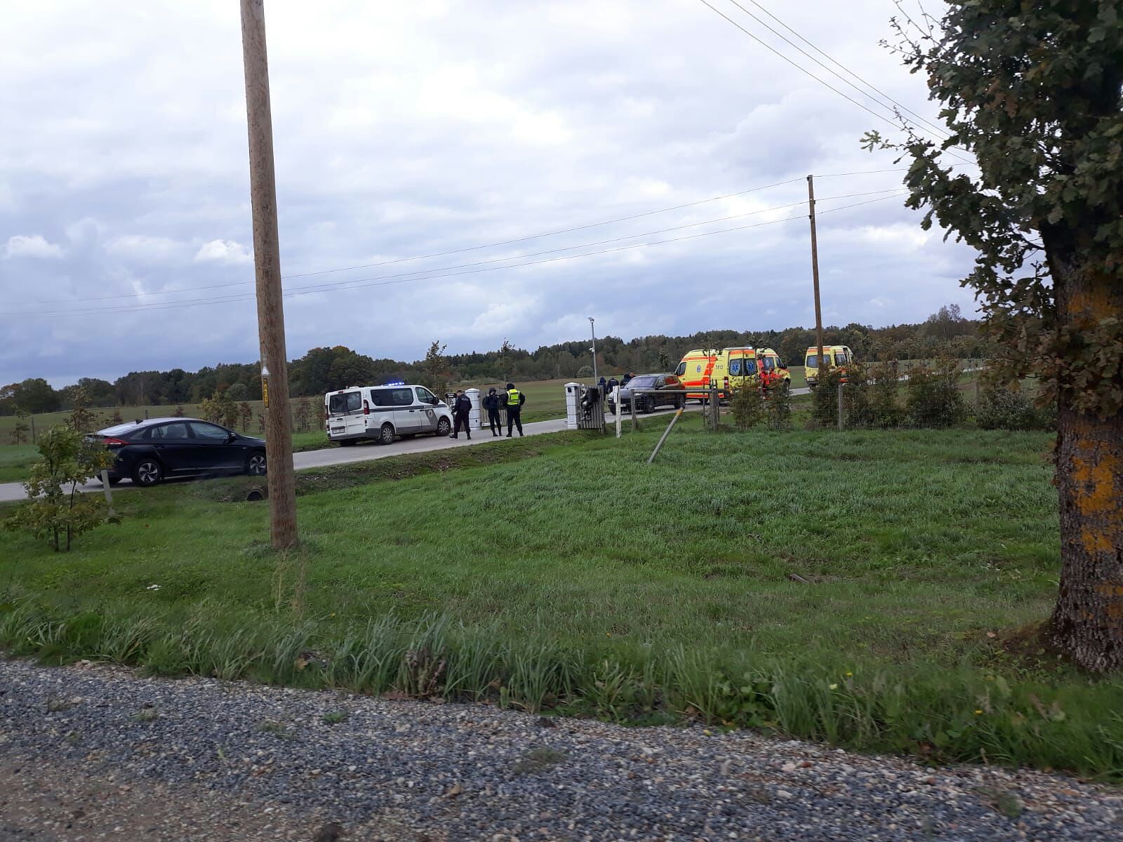 Papildināts – Aizputes pusē apšauda džipu, cietuši trīs cilvēki