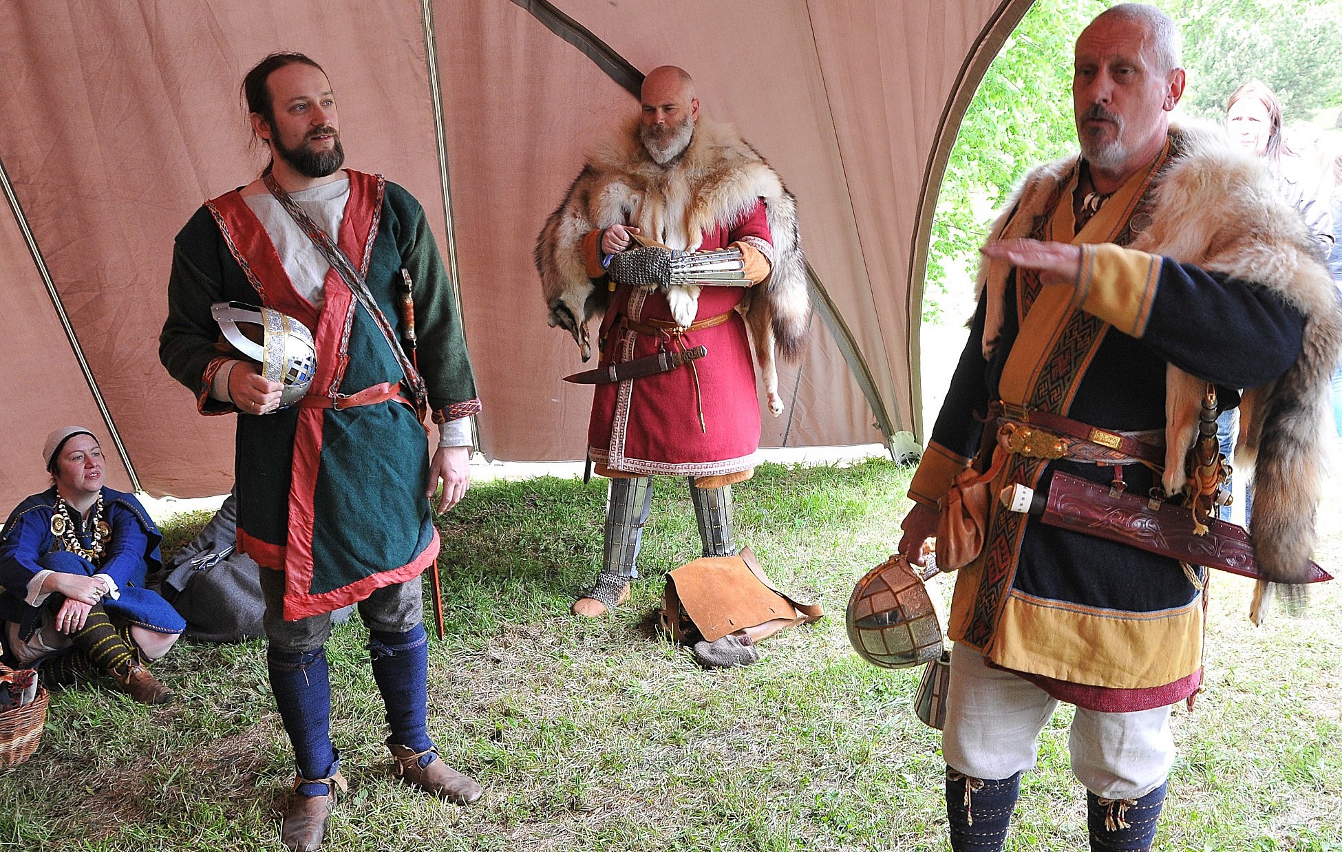 Netirgos ķiverītes ar vikinga ragiem