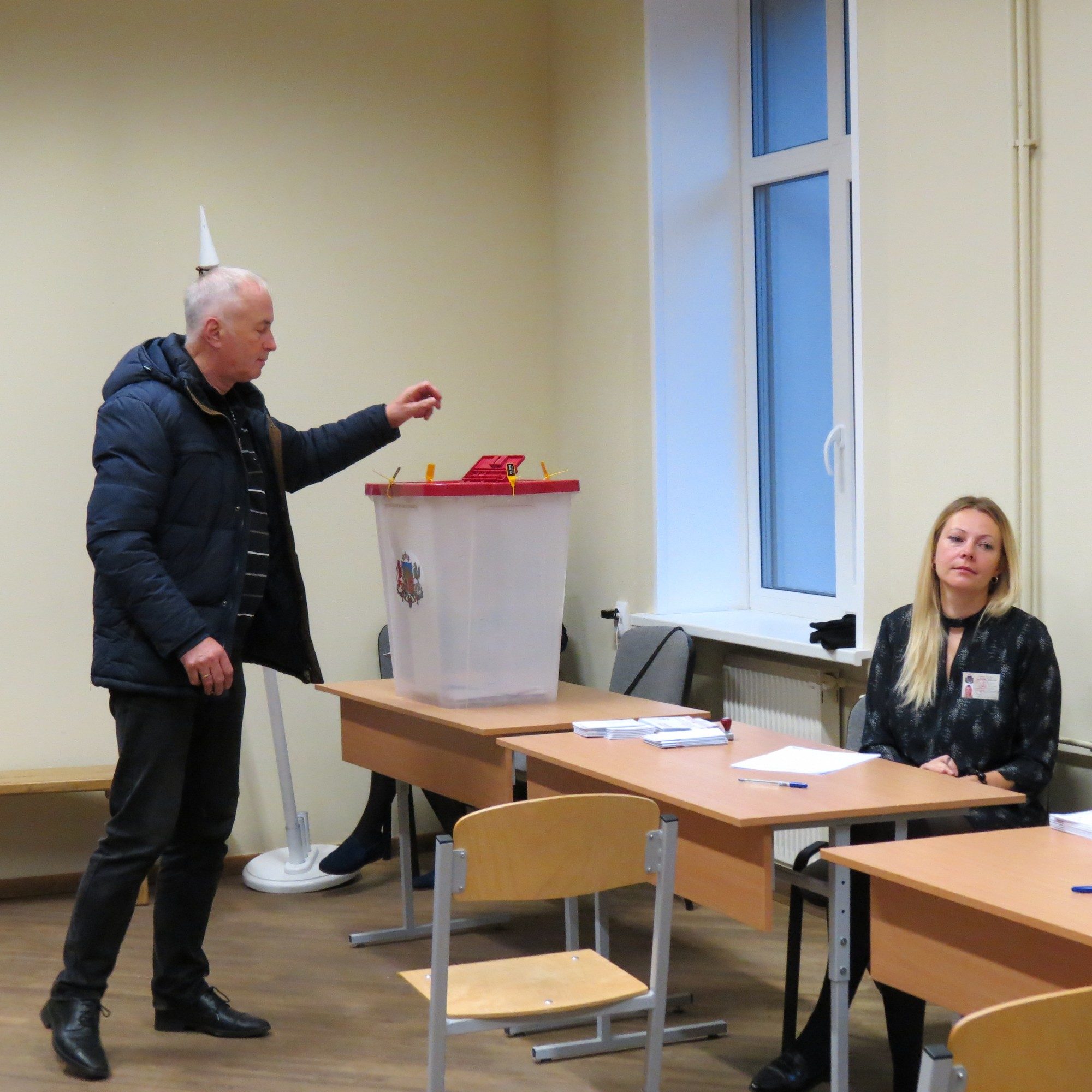 Papildināts (18.36) – Vēlētāji pie urnām steidz naski