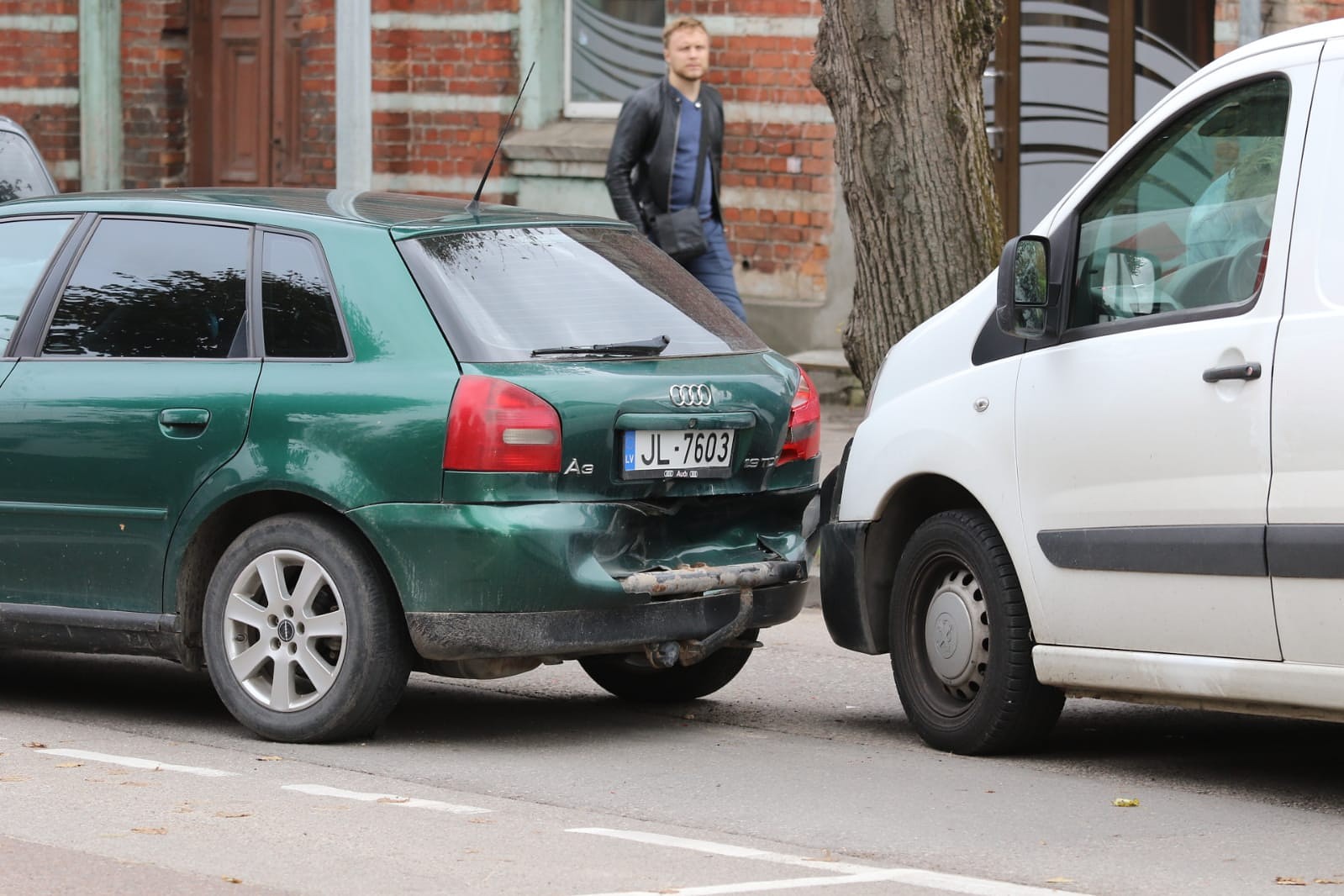 Papildināts (9.45) – Raiņa ielā saduras četras automašīnas