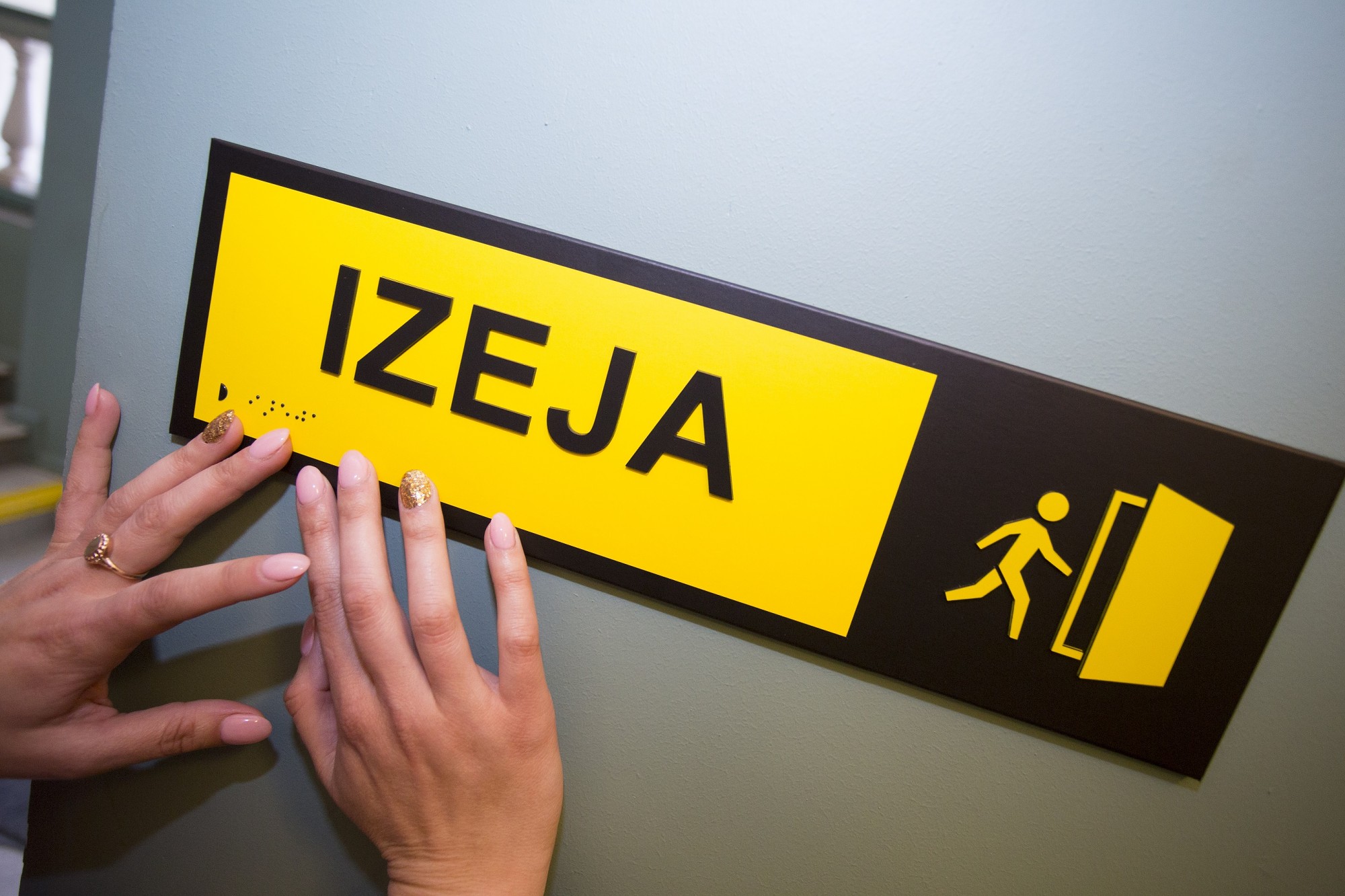 Uzstāda papildu taktilās informācijas zīmes sociālajās ēkās