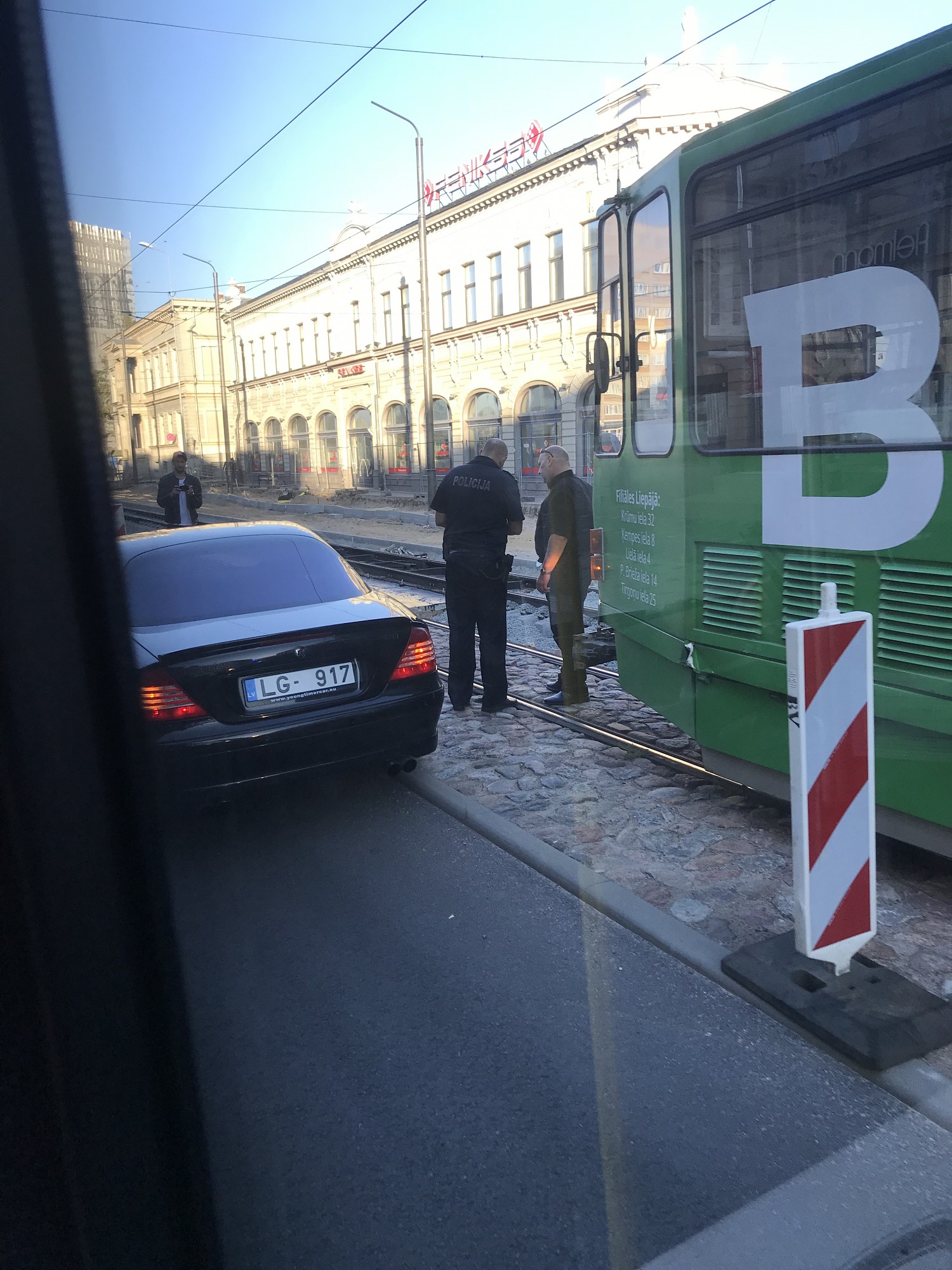 Papildināts – Lielā ielā nedod ceļu tramvajam