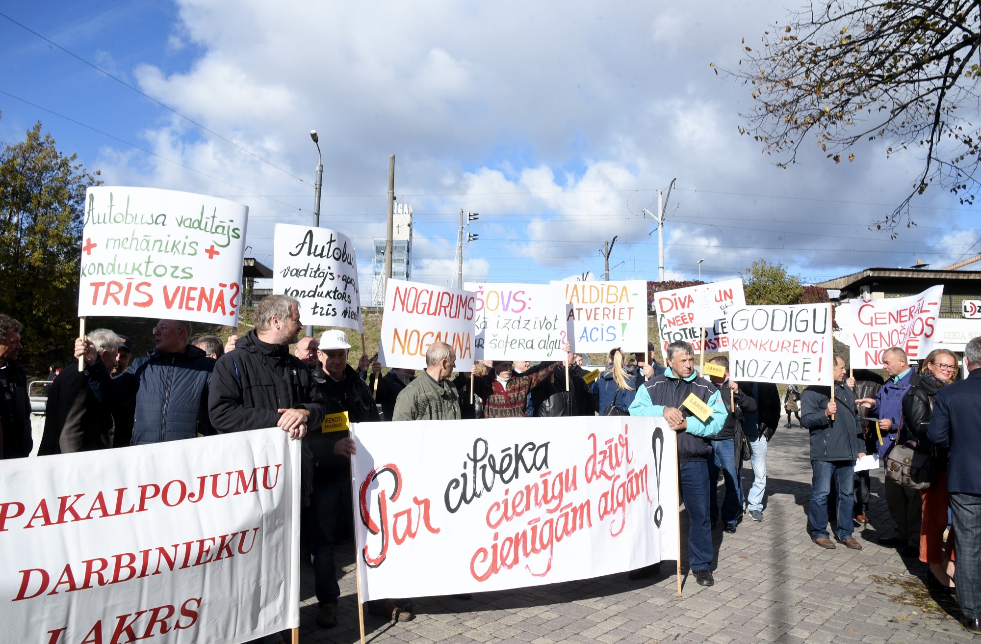 Papildināts – Autobusu vadītāji protestē pret zemajām algām
