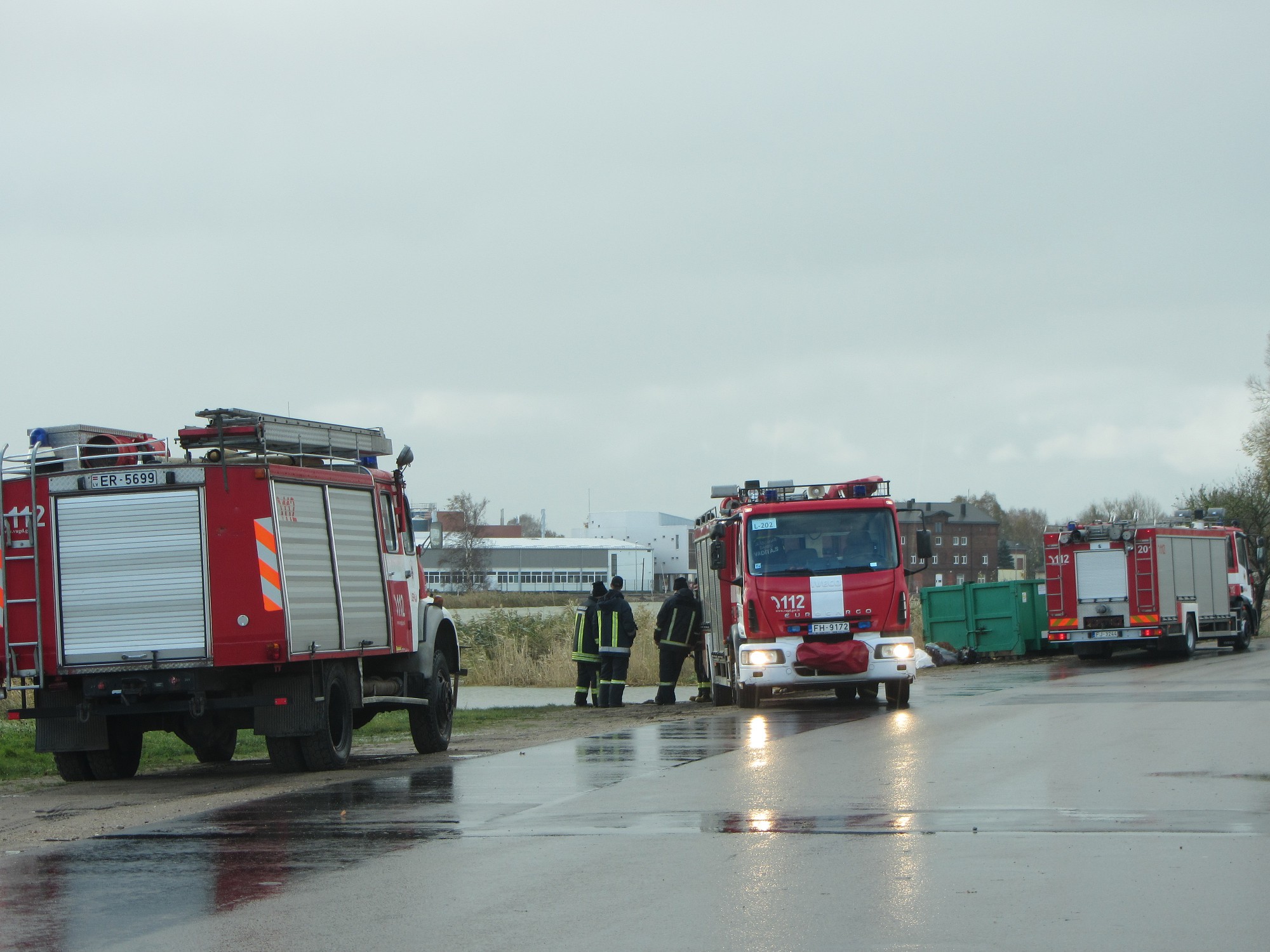 Trenējas glābšanas darbiem uz ūdens