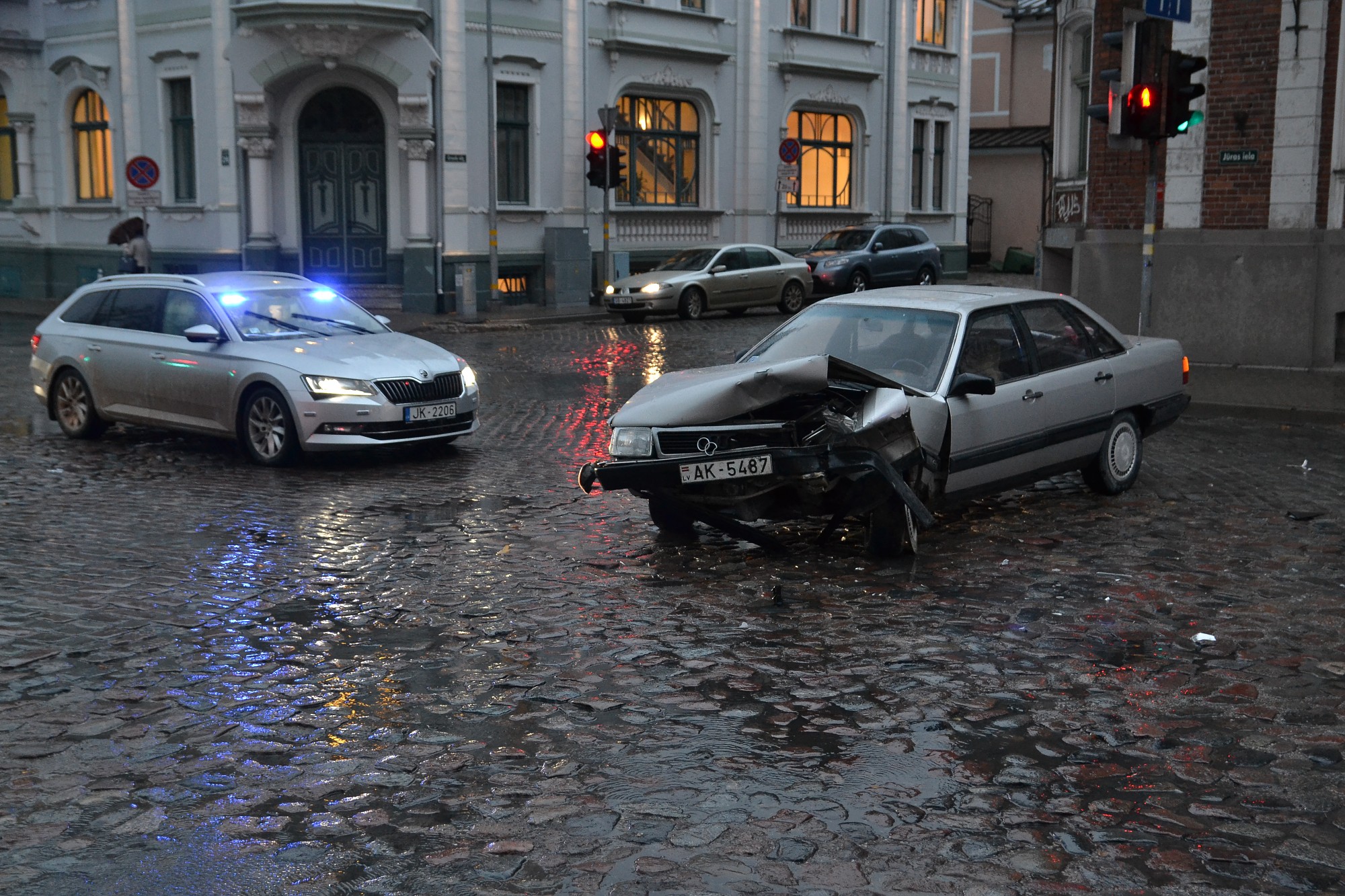 ”Audi” izraisa sadursmi Graudu un Jūras ielas krustojumā