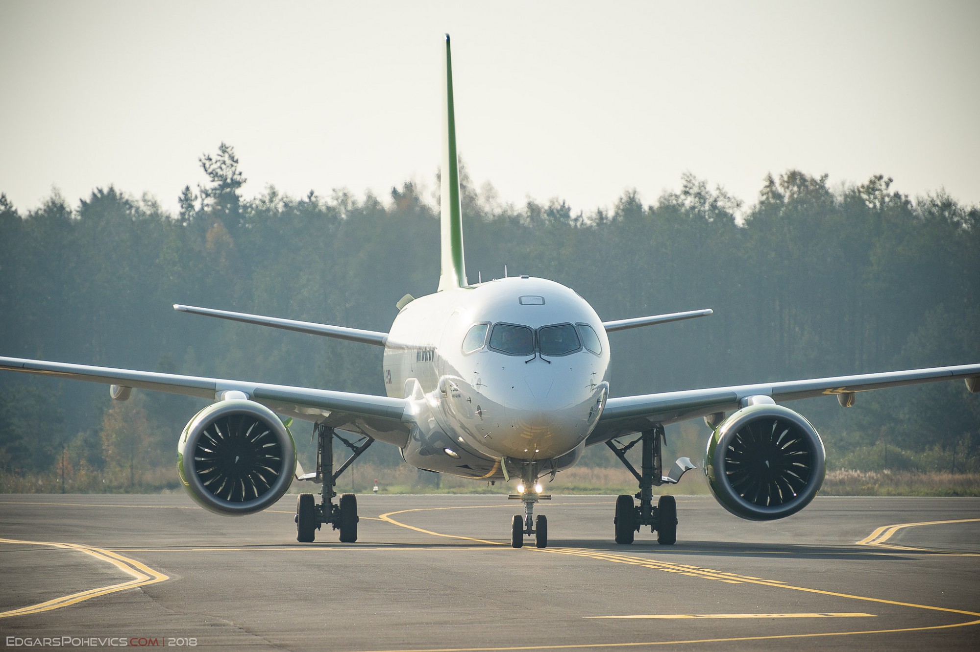 Liepājas lidostā nosēžas gaisa kuģis “Airbus A220-300”