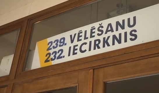Darbu sāk vēlēšanu iecirkņi