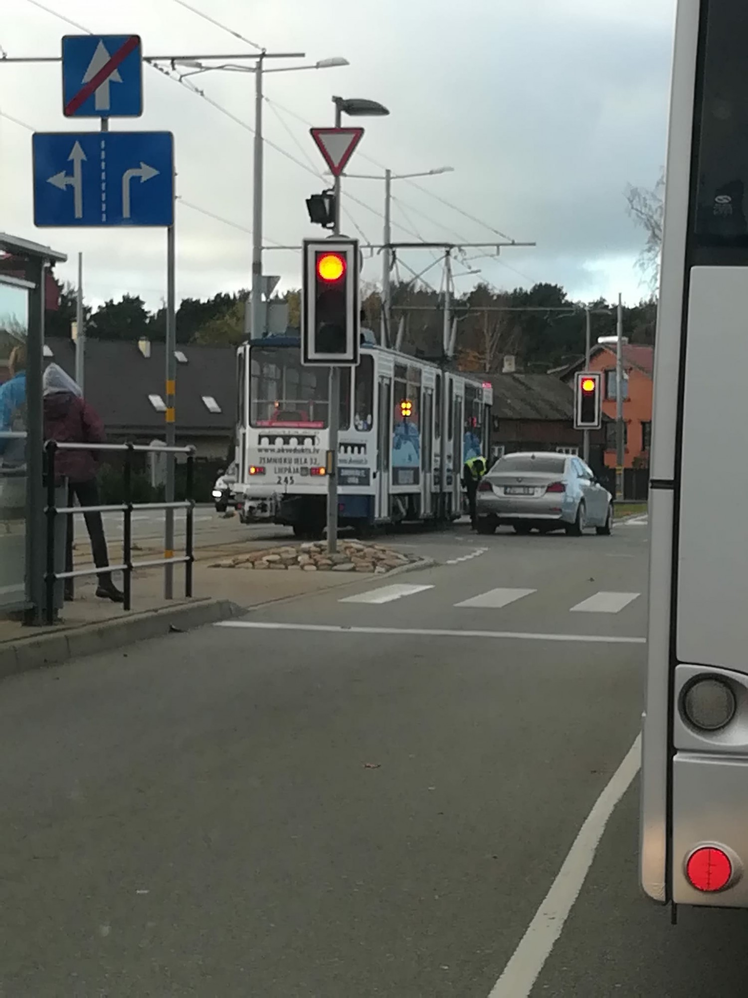 Dāma ar ”BMW” negriež ceļu tramvajam