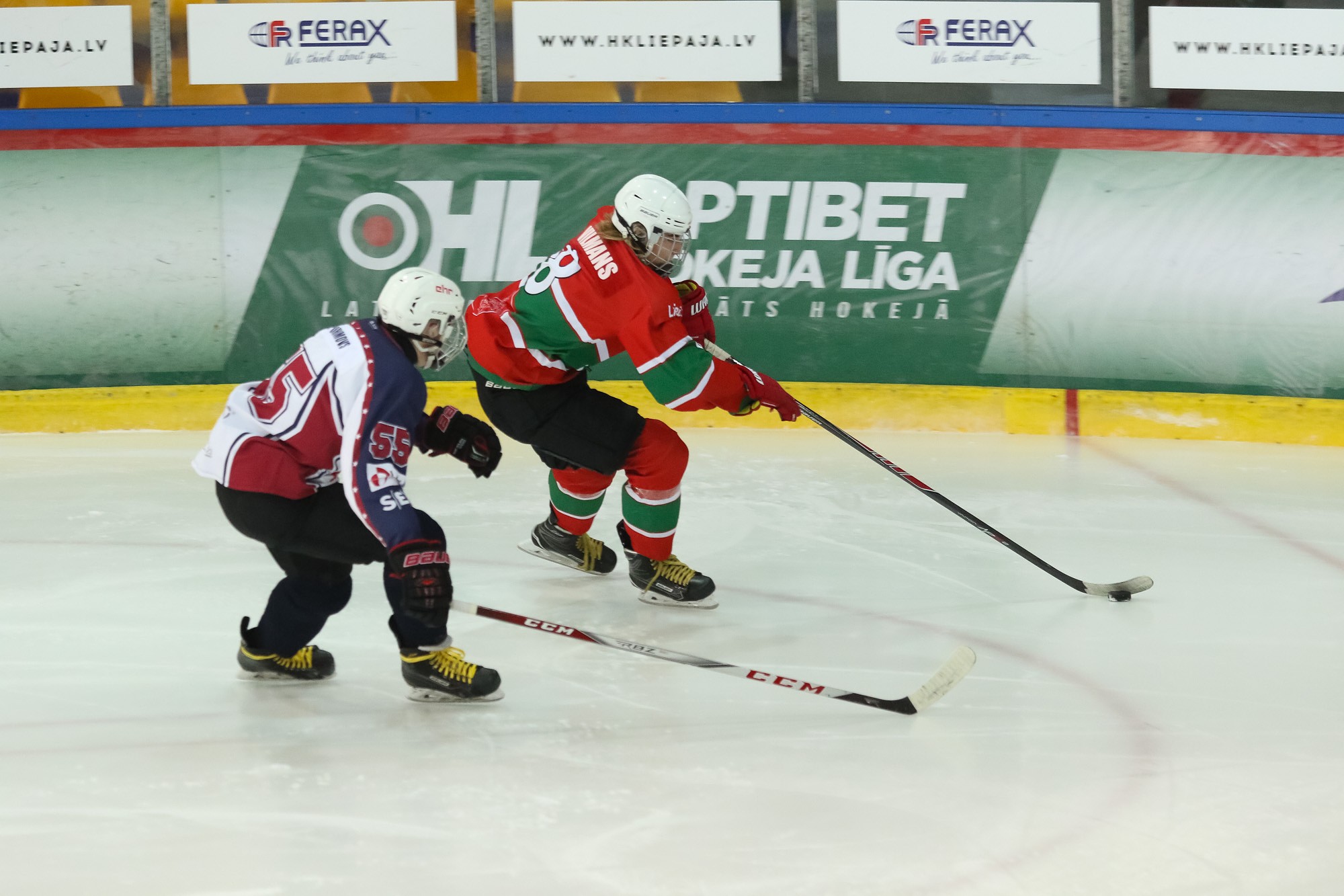 Hokeja juniori mājās gūst uzvaru