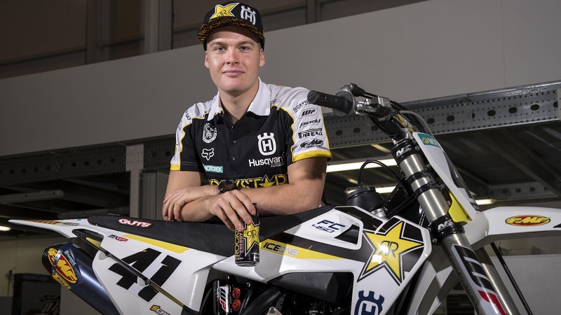 Jonass paraksta līgumu ar “Husqvarna” rūpnīcas komandu