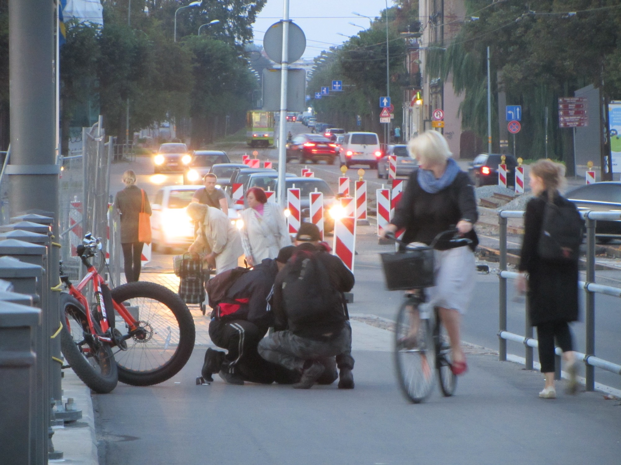 Uzklupa velosipēdistam, ievilka mašīnā un aizveda
