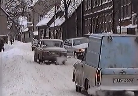 Tā tolaik dzīvojām: Naudas trūkuma dēļ skolās nav apkures, ziemā netiek tīrītas ielas