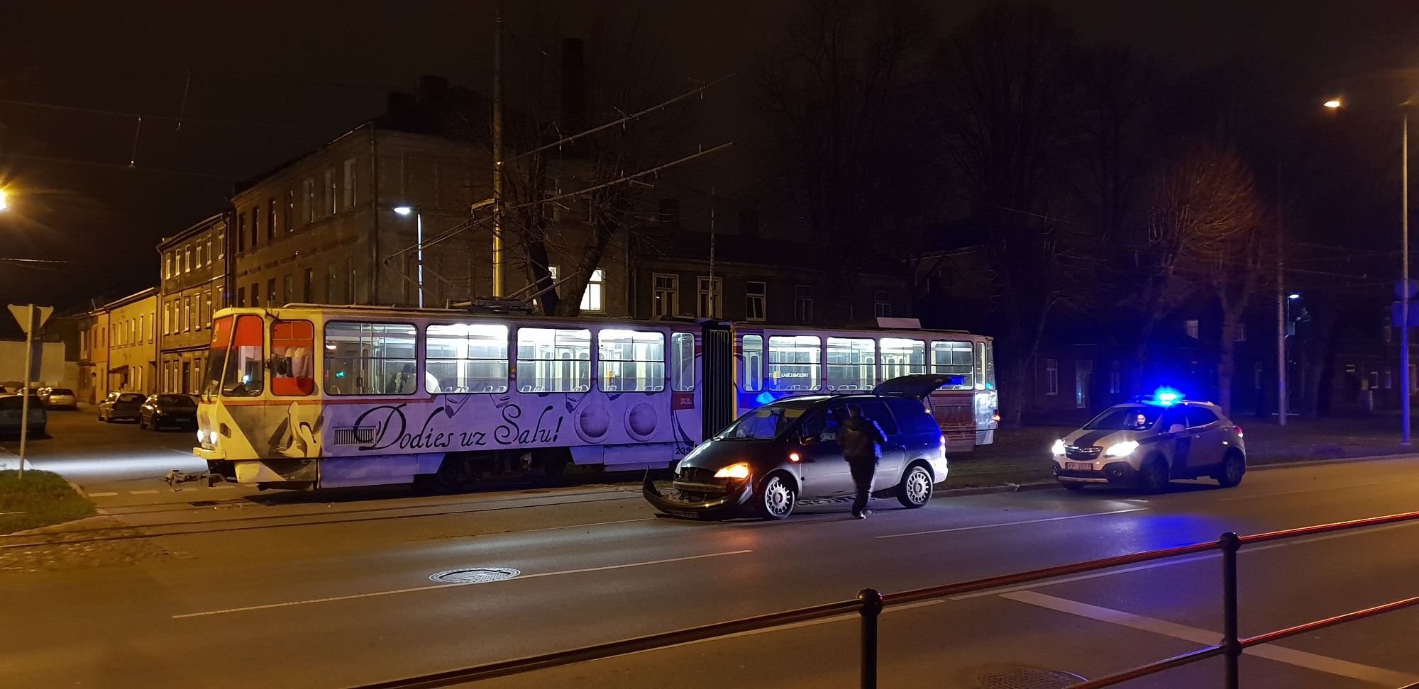 Ar tramvaju spēkojas Tērauda un Brīvības ielas krustojumā