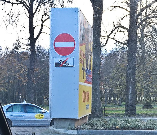 Par kāpnēm brīdina ceļa zīmes