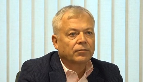“Ar Uldi Sesku pie stūres”