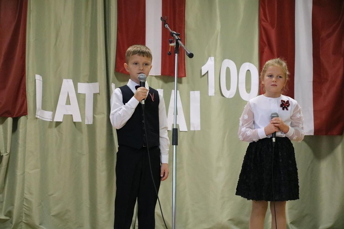 Priekules vidusskolā skolēni vienojas svētku koncertā