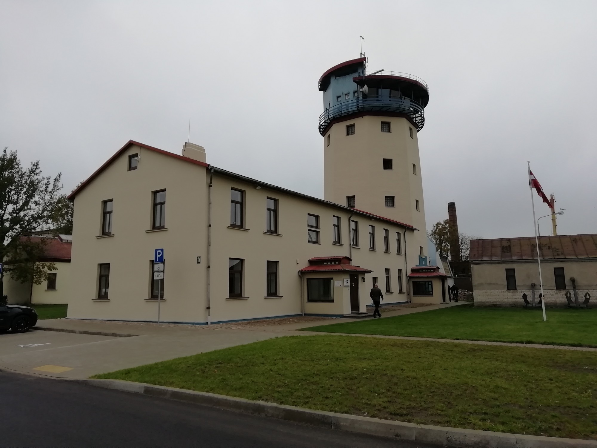 Sakopj loču torņa un ostas administrācijas ēkas fasādi
