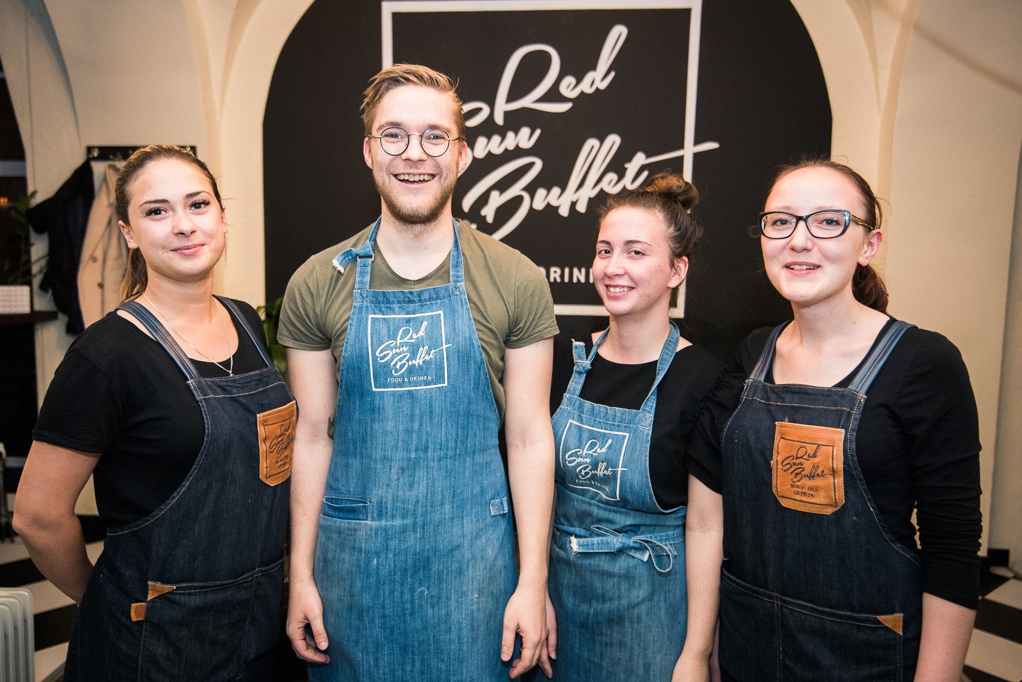 Red Sun Buffet notiks melnās piektdienas izpārdošana un alus ballīte.