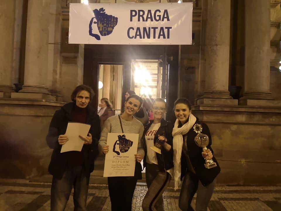 Neoficiālā himna nes panākumus