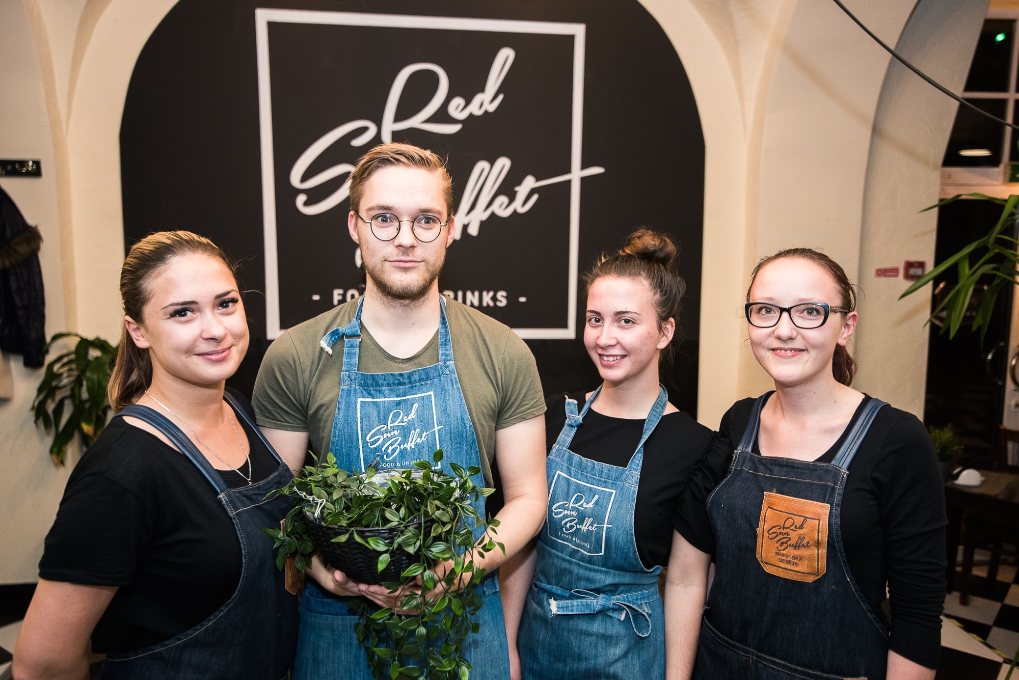 Red Sun Buffet aicina uz Picu vakaru un kokteiļu ballīti.