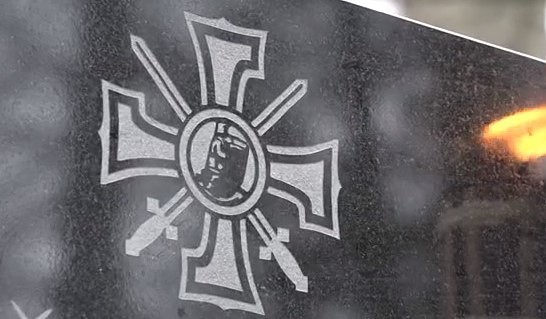 Durbes novadā atklāja akmens stēlas Lāčpleša Kara ordeņa kavalieriem 