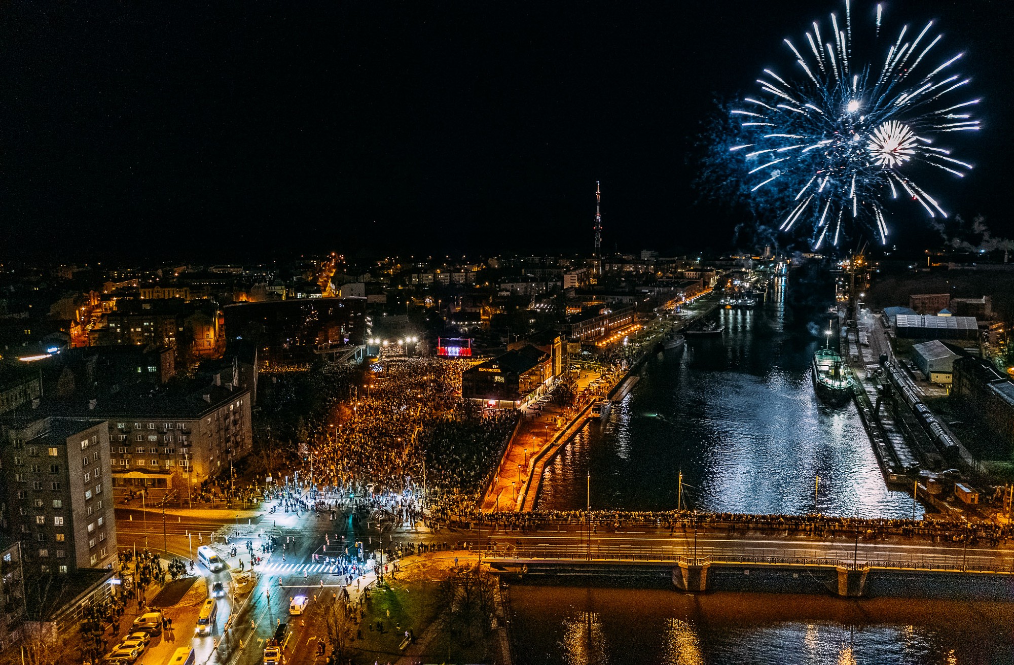 Svētku uguņošanu klātienē noskatījušies aptuveni 20 000 cilvēku