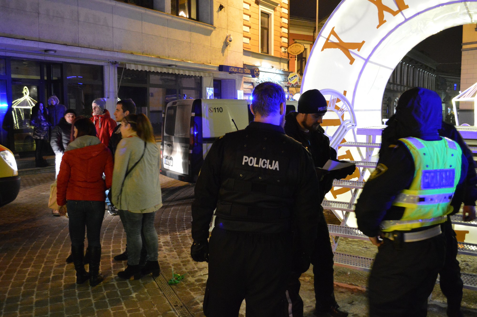 Svētkus sagaida dzerot un kaujoties