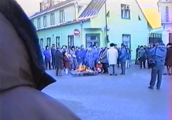 Tā tolaik dzīvojām: Pie “Kurzemes Vārds” redakcijas atzīmē barikāžu piecgadi