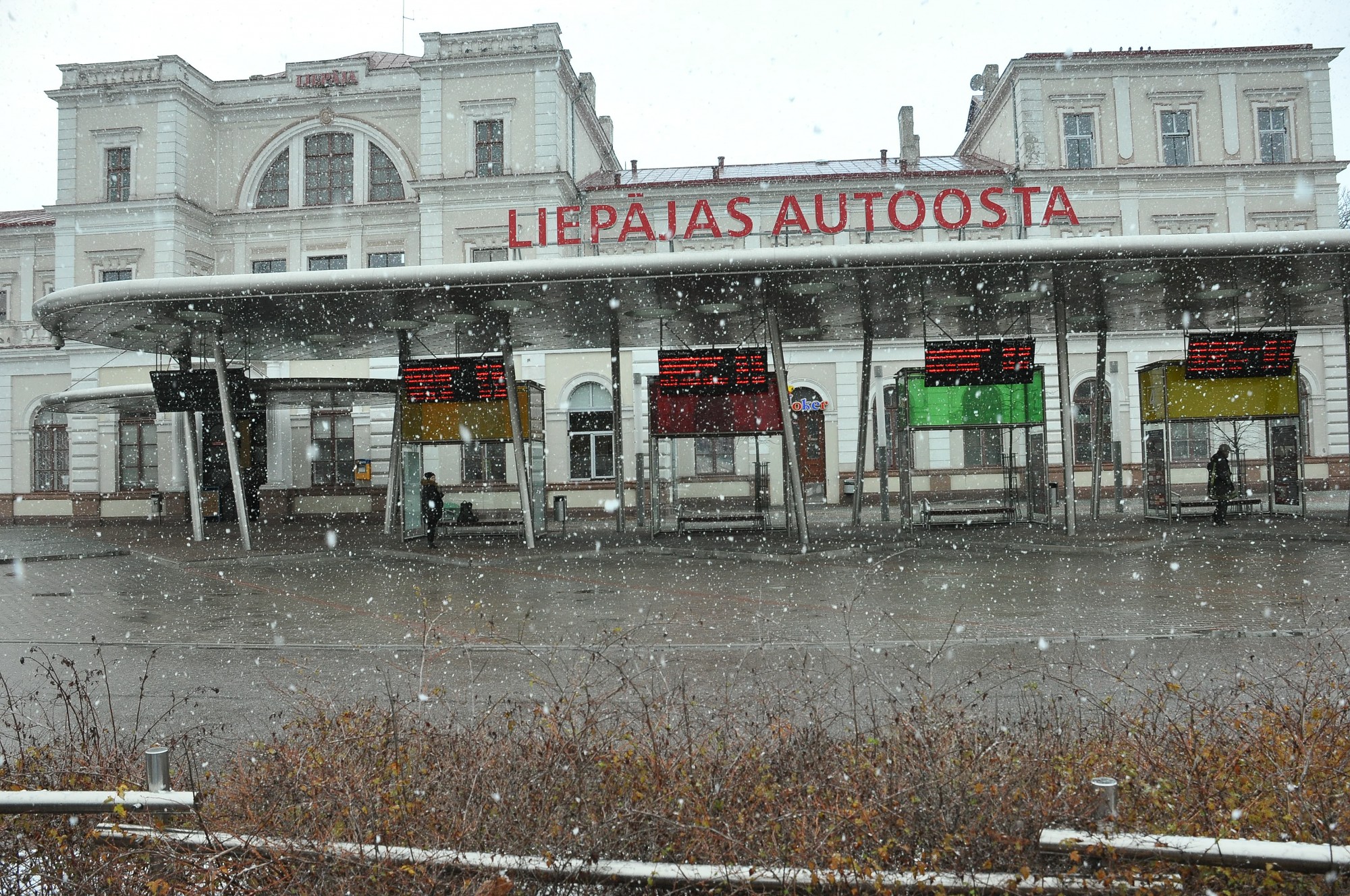 Autoostā uzmācas līdzcilvēkiem