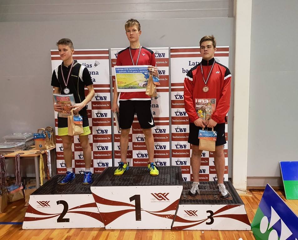 Latvijas čempionātā badmintonisti izcīna sudraba un bronzas godalgas