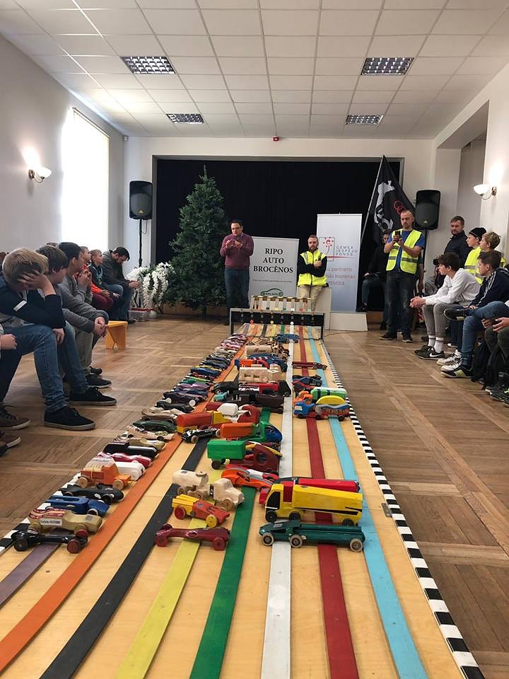 Auto un buru laivu sacensībās spēkojas meistarībā