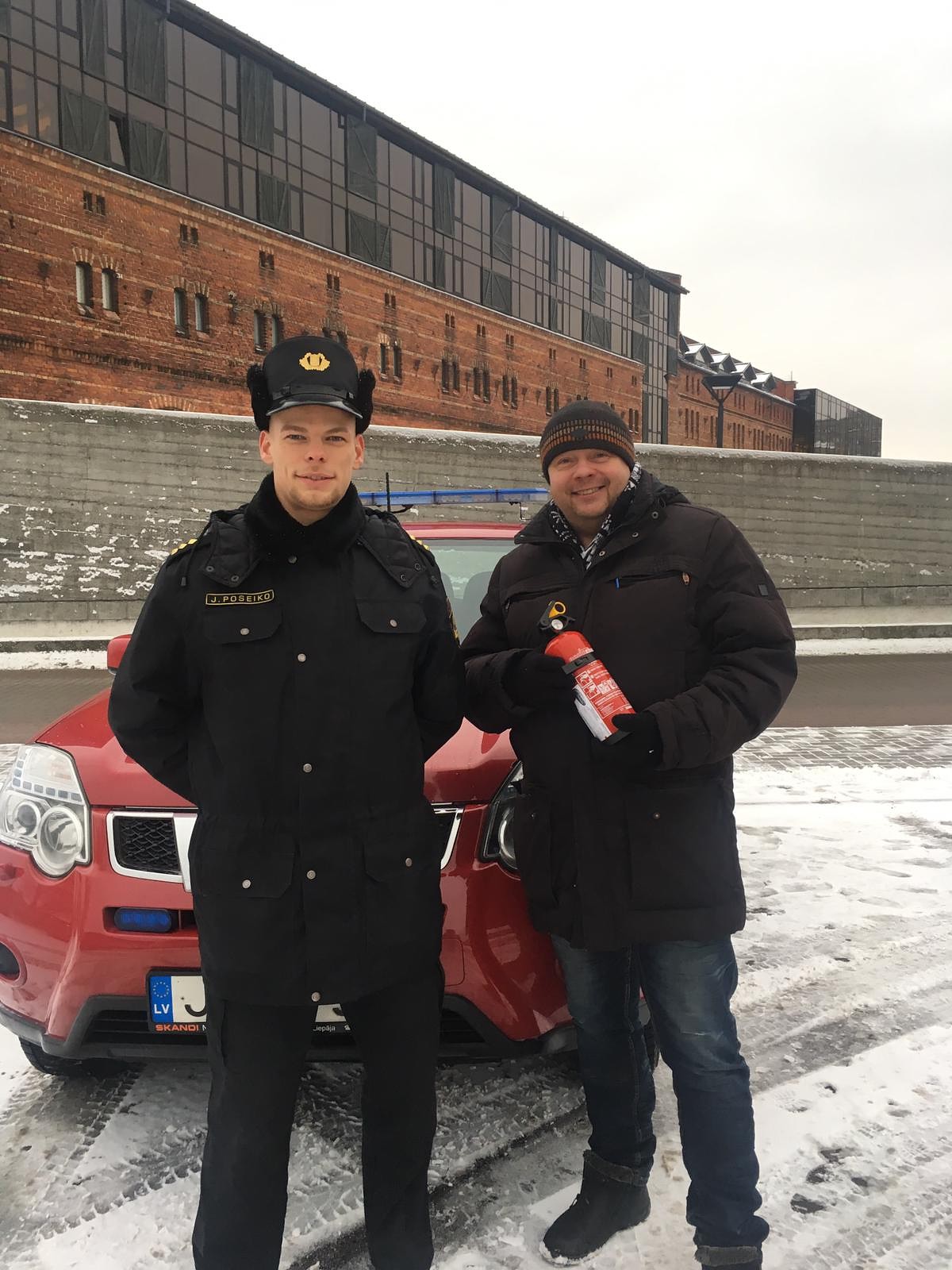 Liepājnieki konkursā demonstrē zināšanas par ugunsdrošību automašīnā