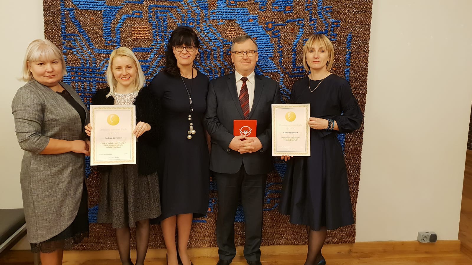 Pasniedz balvas par eksāmenu rezultātiem