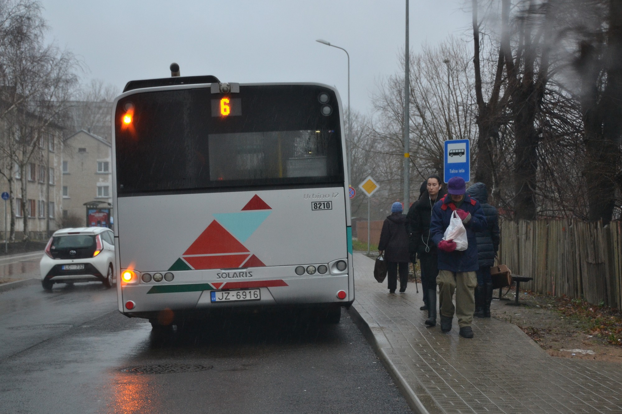 Satiksmi bremzē sarkanās līnijas