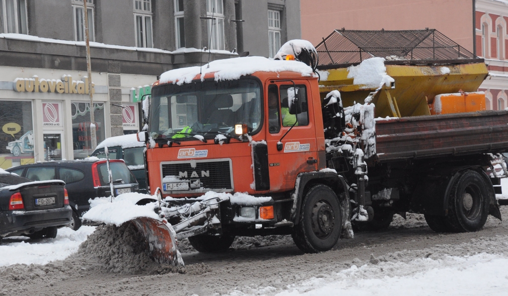 Pretslīdes materiāls ”ēd” apavus, ķepas, auto un stādījumus