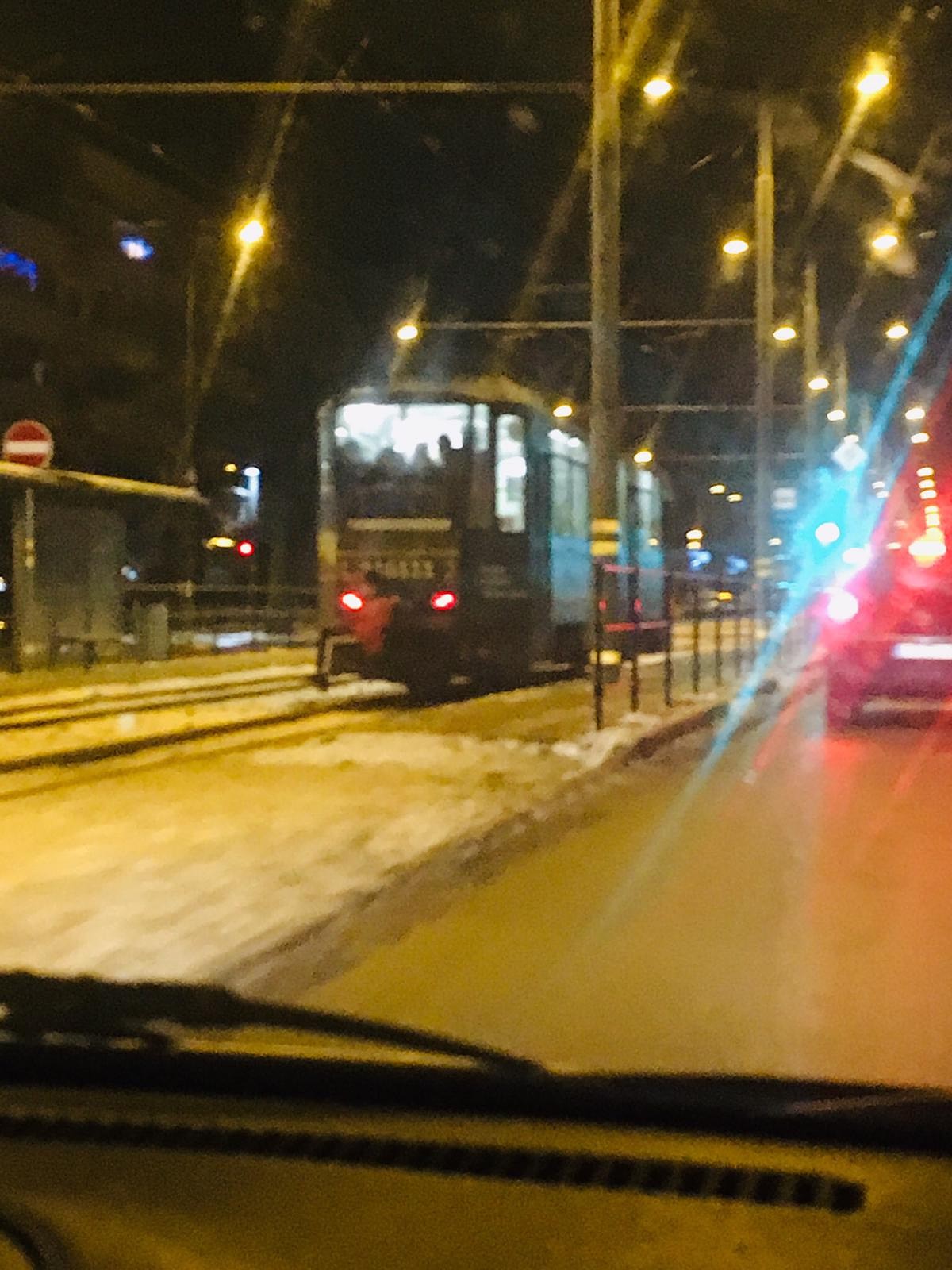 Vizināšanos uz tramvaja sakabes uzskata par izklaidi