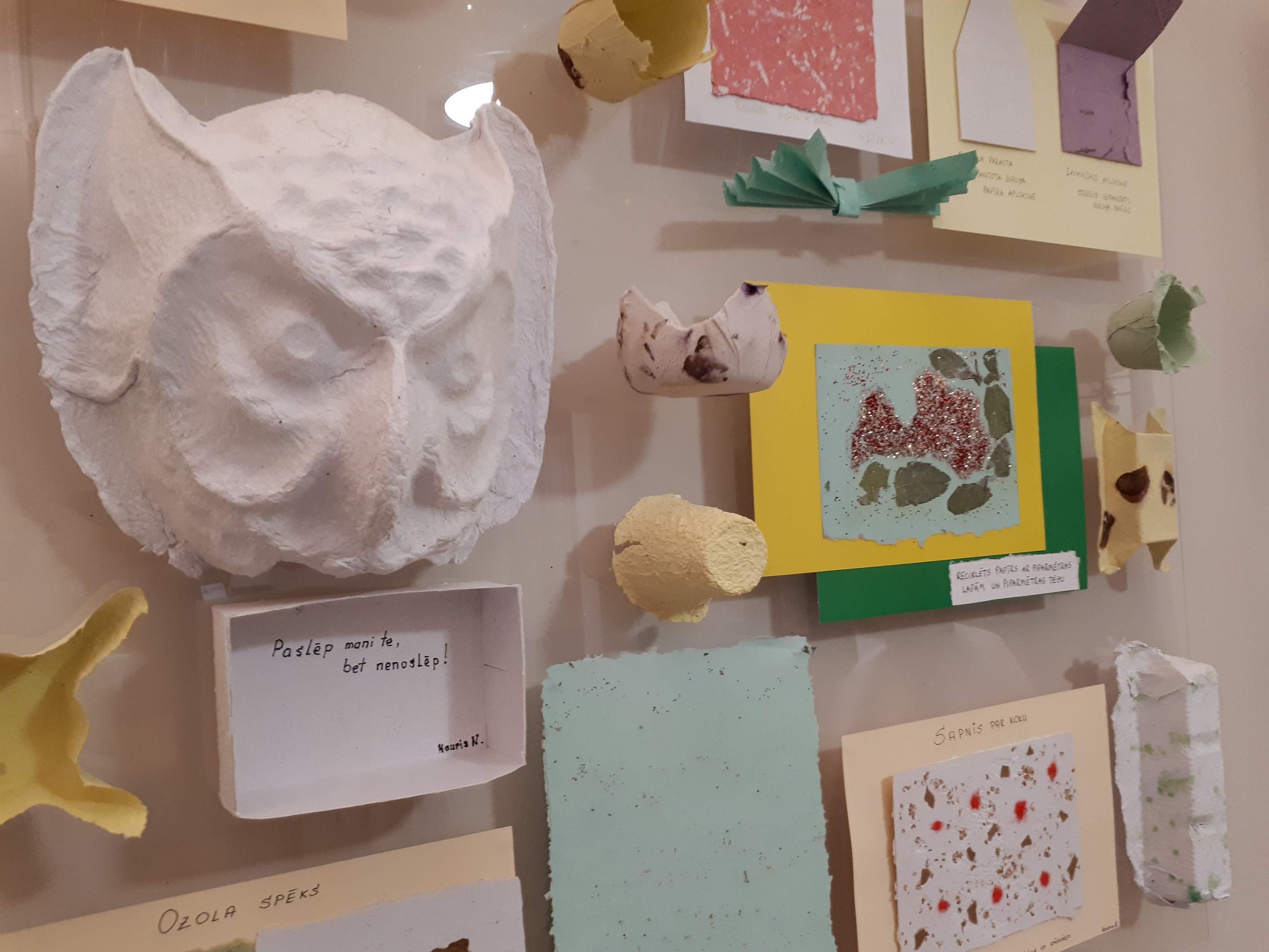 Studenti izstāda darbus no pārstrādāta papīra