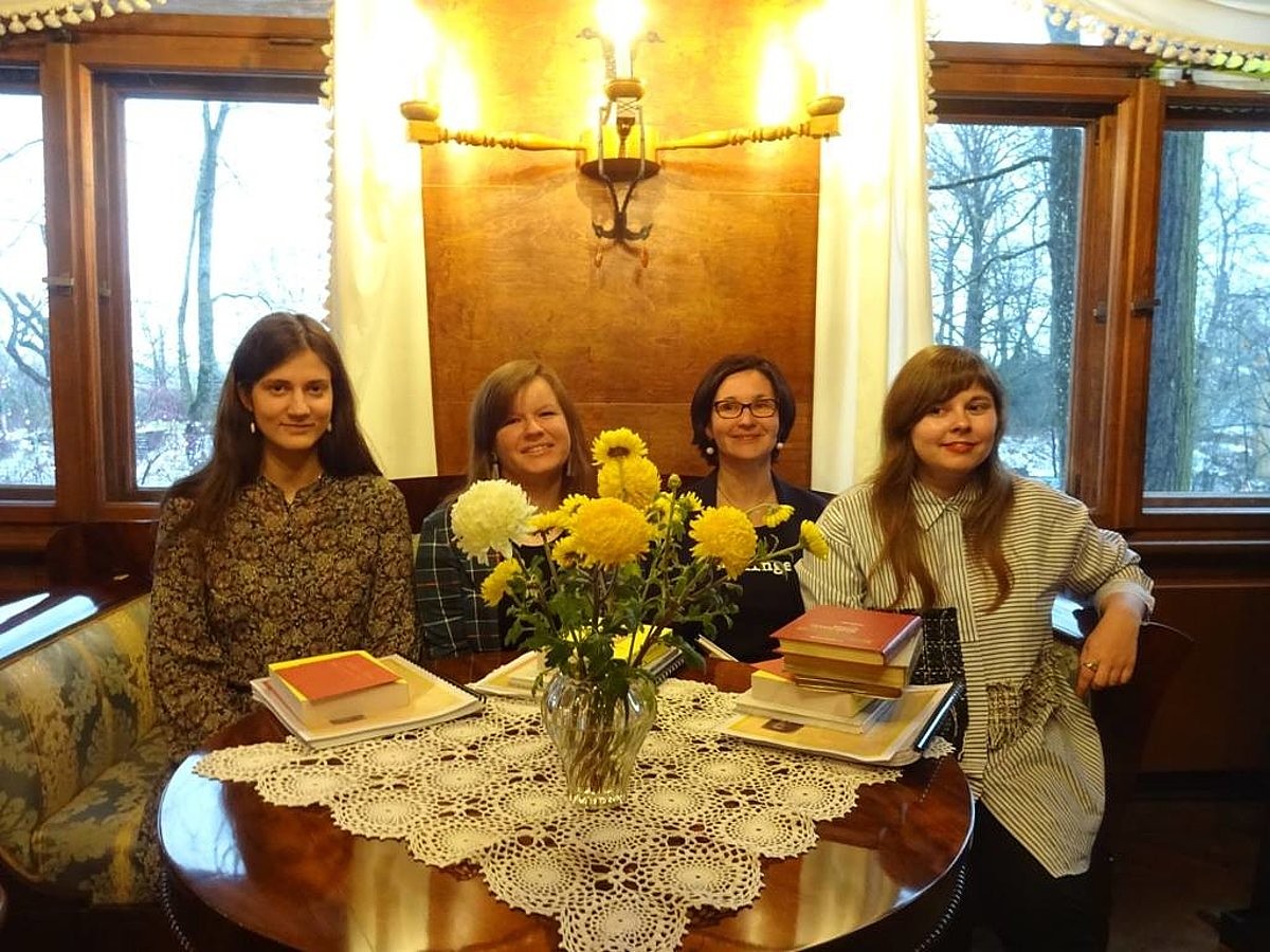 Anna Šēfere saņem balvu literatūrzinātnē