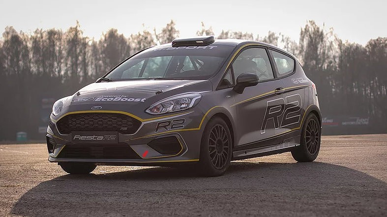 Mārtiņš Sesks uzzina konkurentus pasaules junioru rallija čempionātā