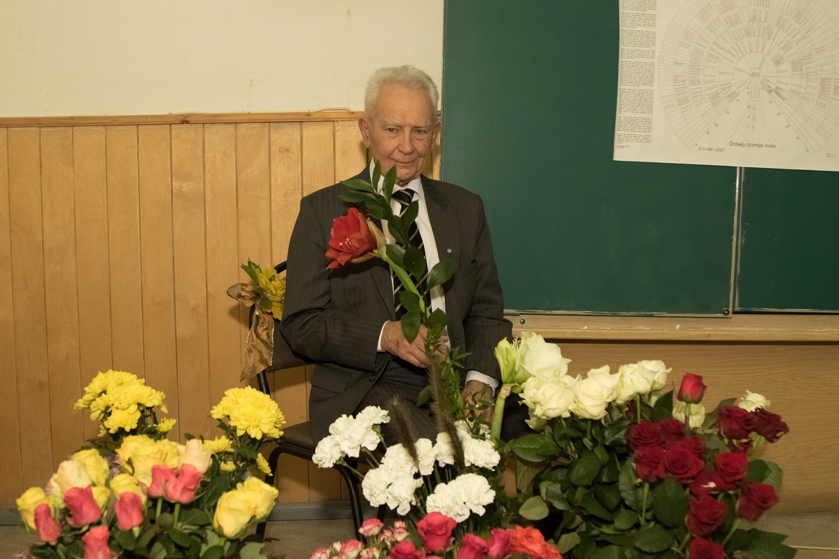 Kārlim Dobelim piešķir emeritētā rektora goda nosaukumu