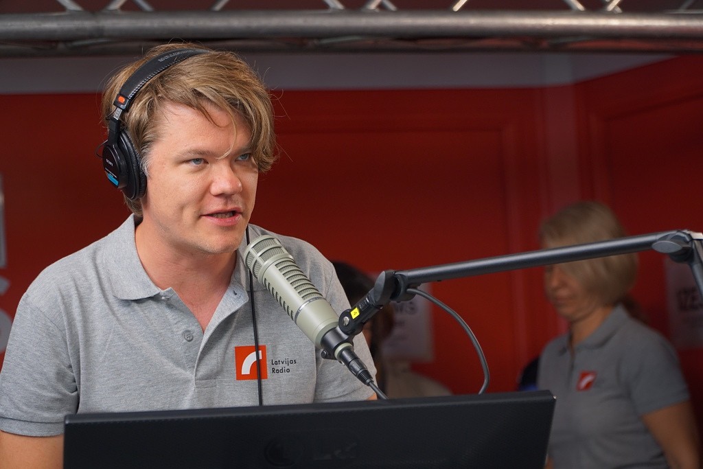 Radio “Pieci.lv” raidīs no izbraukuma studijas Liepājā