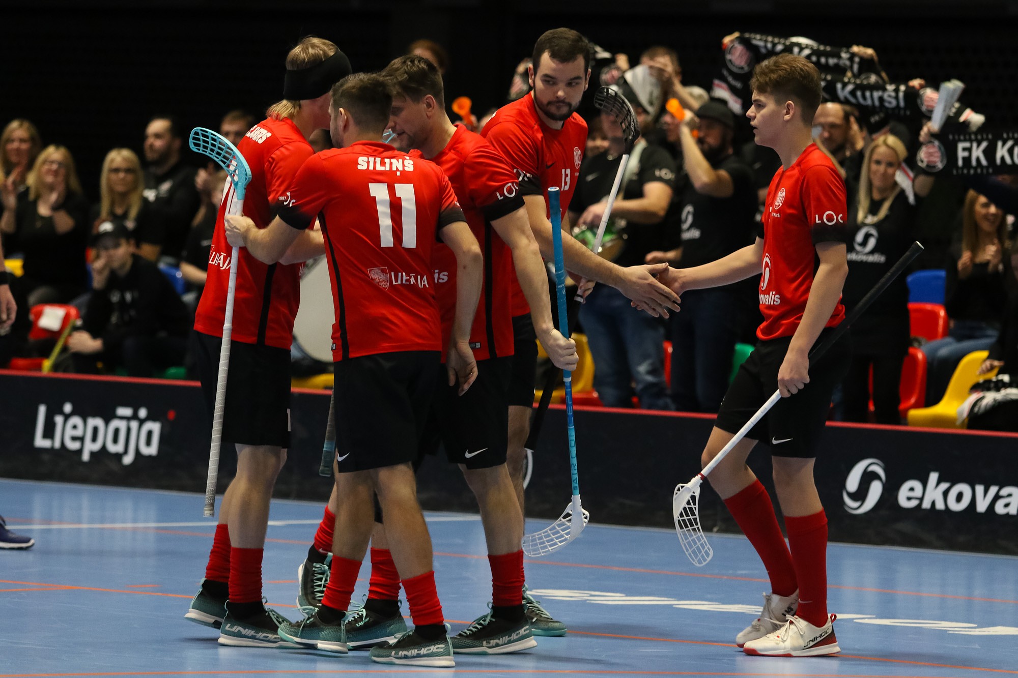 “Kurši” florbolisti gūst 19 vārtus Latvijas čempionāta mačā