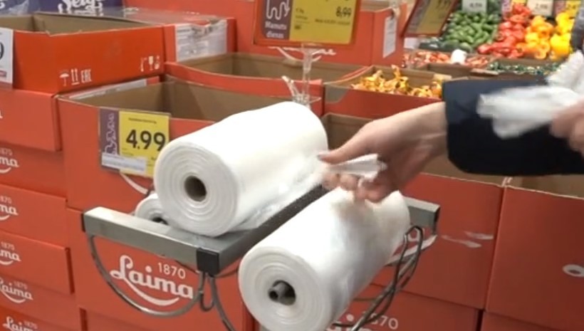 Likums ierobežot plastmasas maisiņu pieejamību tiek ievērots tikai daļēji