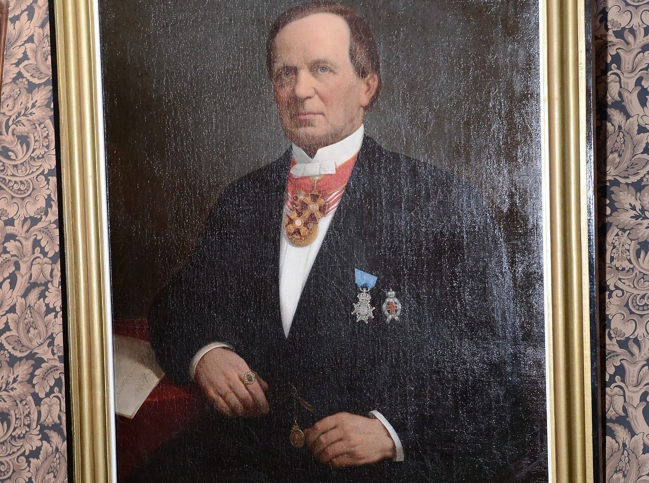 Pilsētas mērs Jānis Vilnītis nomaina gleznas
