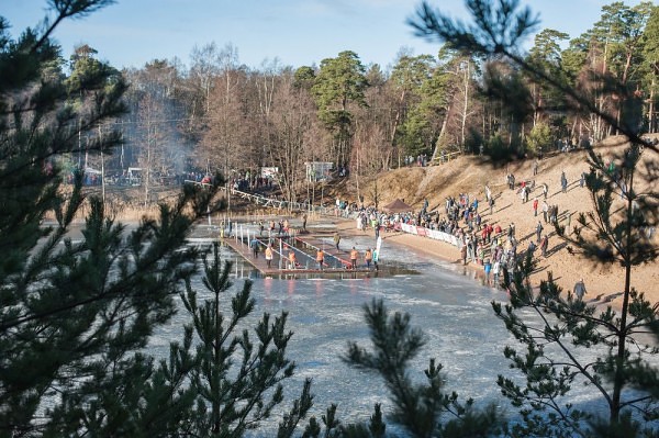 Kur aiziet: Ziemas peldētāji sacenšas meistarībā