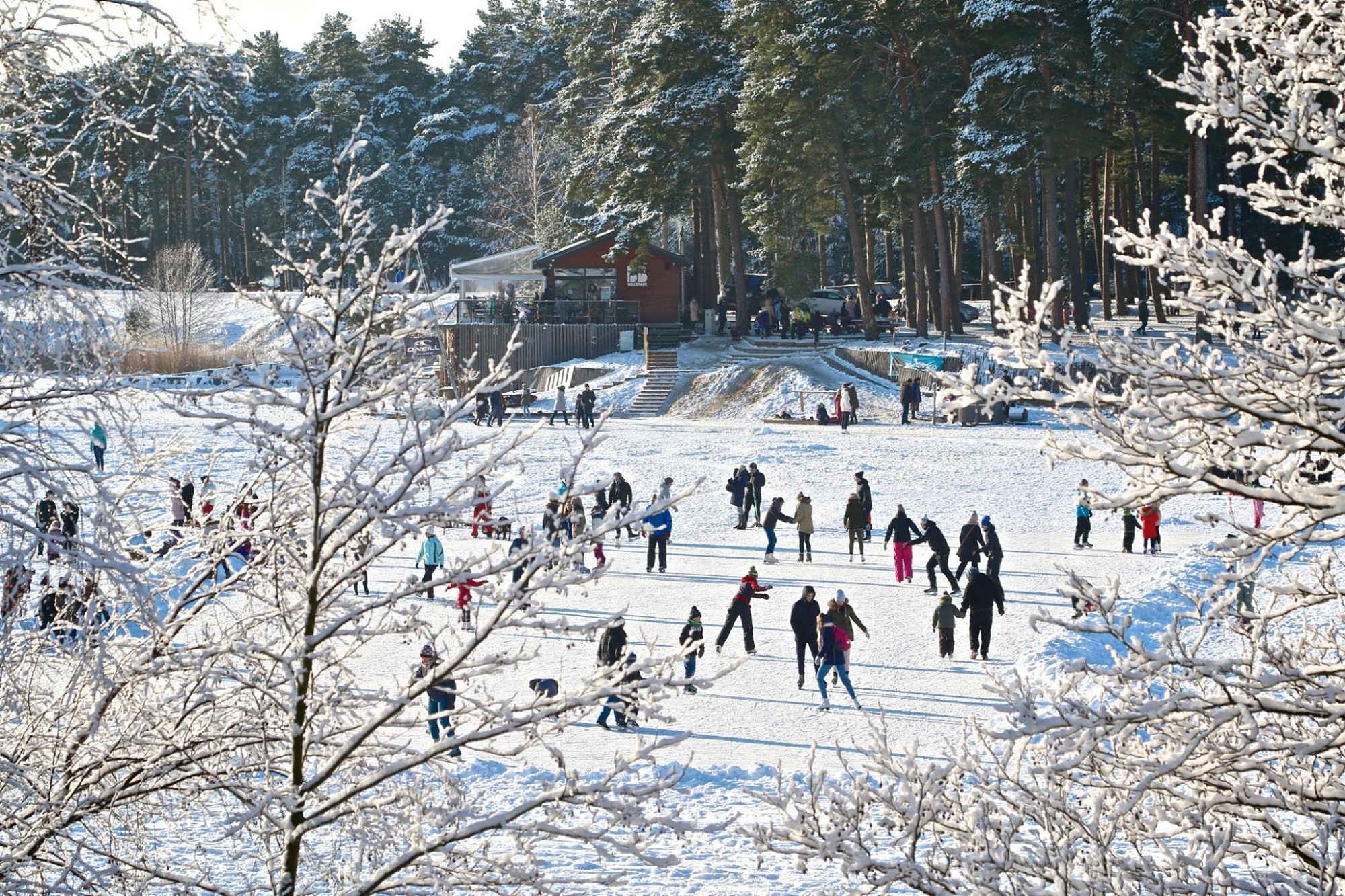“Beberliņos” sezonu atklāj brīvdabas slidotava