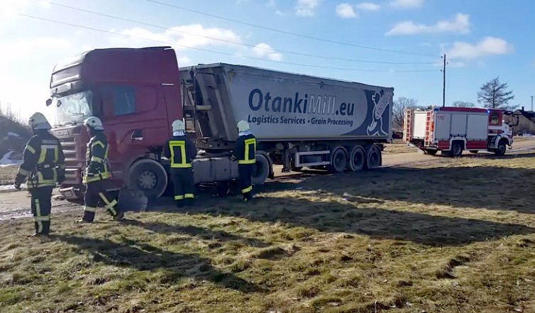 Iebrauc elektrolīnijā, uzsprāgst riepas